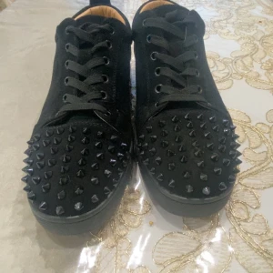 Svarta sneakers med nitar från Louboutin -  mocka skor  från Christian Louboutin storlek 42