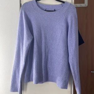 Lila/blå stickad tröja Vero Moda - Jättefin lila/blå stickad tröja från Vero Moda använd ett fåtal gånger Taggen är borta då jag tyckte den klia.
