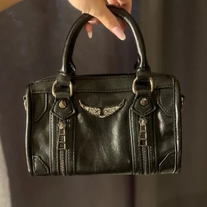 Zadig & Voltaire väska - Säljer en väska från zadig & voltaire då jag inte använder den mer. Har använts skonsamt och har inga defekter. Köptes av en annan säljare här på plick för 2100kr🩷