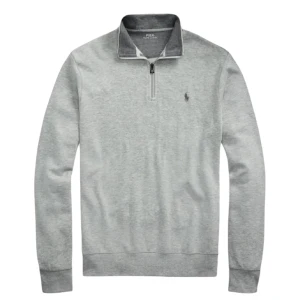 Grå half zip tröja från Polo Ralph Lauren - Snygg grå långärmad tröja från Polo Ralph Lauren med klassisk half zip-dragkedja och broderad logga på bröstet. Tröjan är i storlek M men skulle även kunna vara en tightare L. Som nyskick 
