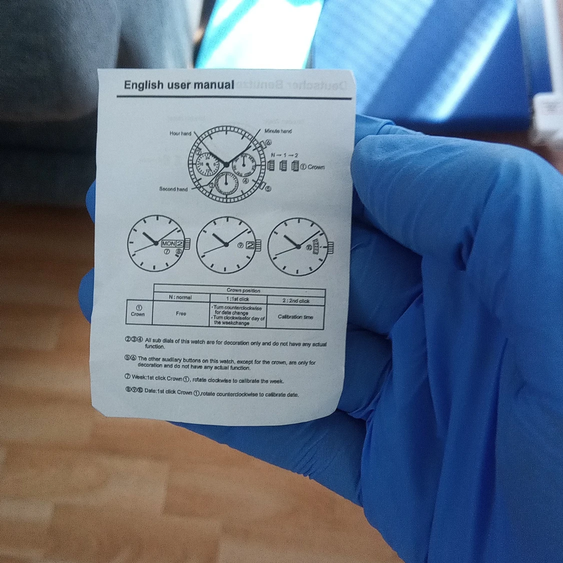 Guldig Miku klocka med svart urtavla - 1