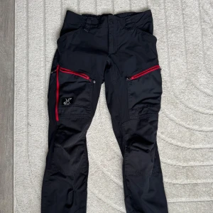  RevolutionRace L/40 - ”GP PRO pants” från revolutionrace. Använda 2ggr. Nypris 1199kr. Deras ”mest slitstarka byxa” enligt hemsidan. Hittar inget att anmärka på. 