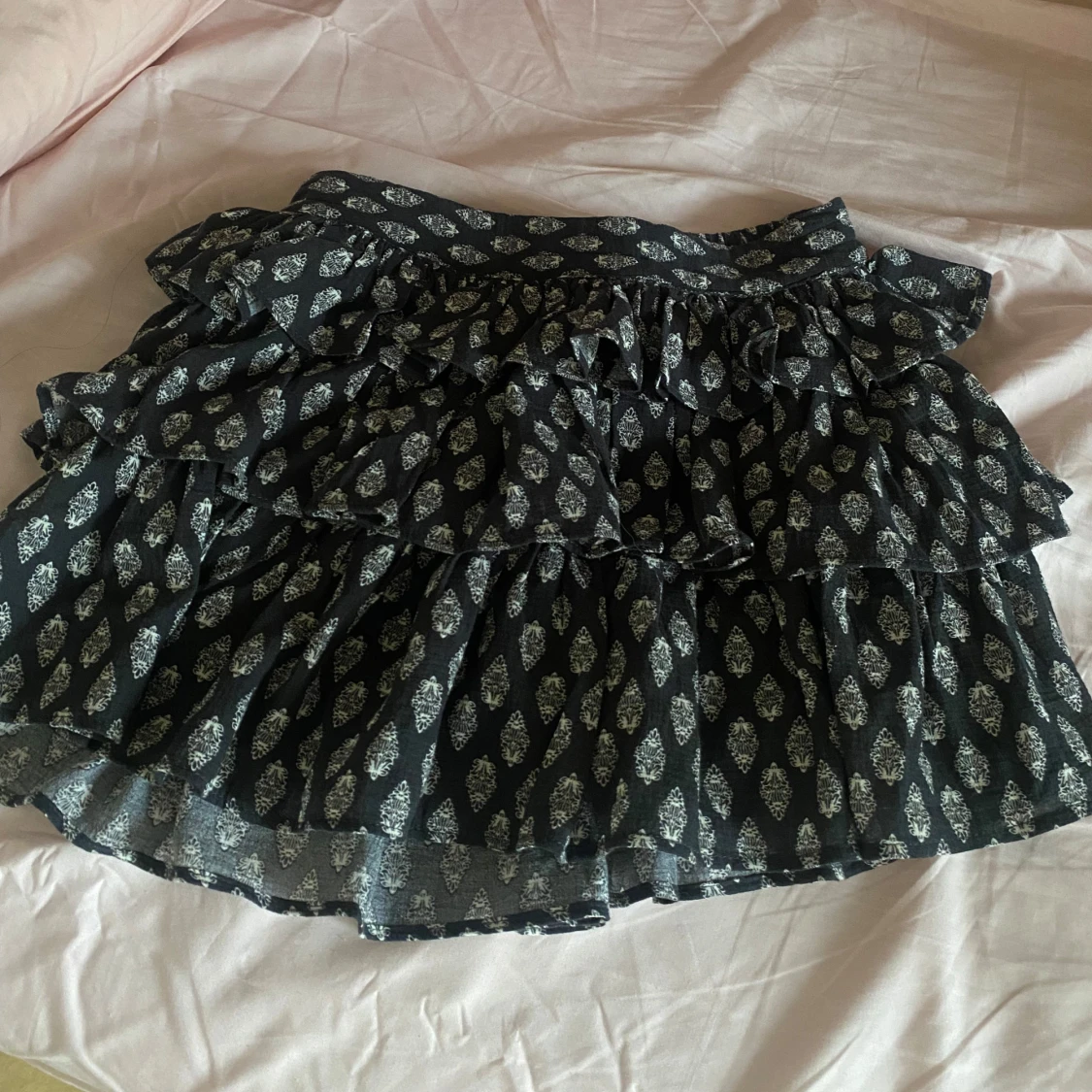 Svart volangkjol med vitt mönster - 2