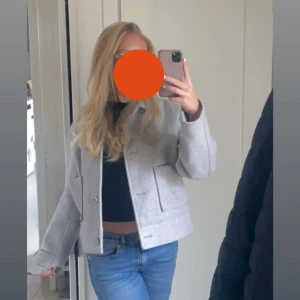 Ljusgrå kappa  - Snygg ljusgrå kappa med två fickor. Knappt använd.
