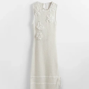 Vit lång stickad klänning med blommor - Superfin vit stickad midi klänning från & other stories. Nyskick. Nypris 1700kr.