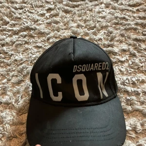  DSQUARED keps - Säljer min dsquared keps den är i hyfsat skick. 