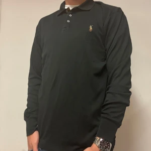 Polo Ralph Lauren Långärmad Pike | M - Säljer en sjukt fet Ralph Lauren pike | Nypriset ligger på ~ 1600kr, mitt pris, 349kr | Storlek M | Jag på bilden är 181,71kg | Inga synliga defekter, därav mycket bra skick |  Skriv vid intresse ! 💫😉