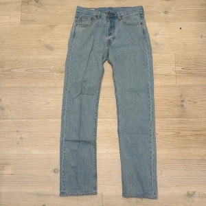 Levi's 501 ljusblå jeans  - Klassiska Levi's 501 jeans i ljusblå denim. Tillverkade i slitstarkt bomullsmaterial. Storlek W29 L32