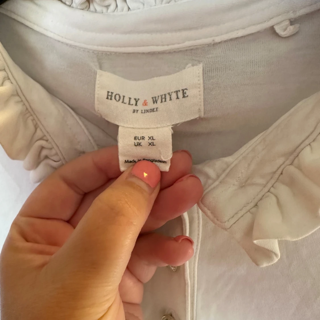 Vit blus med volangkrage Holly & Whyte strl: XL - 1