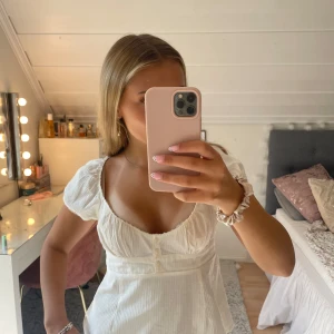 Vit blus från Brandy Melville - Supersöt trendig vit blus från Brandy Melville med puffärmar och u-ringad hals. Blusen har knappar framtill och är lätt ribbad i materialet. Älskar denna blusen men säljer pga att jag måste rensa garderoben 🥰💖endast använd ett fåtal gånger