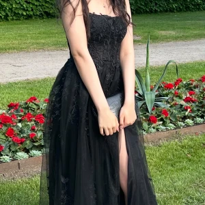 Svart balklänning  - Bal/festklänning utan defekter. Endast använd en gång och storleken går att justera pga korsetten (XS-M). 