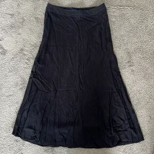 Mörkblå kjol från Gant - Supersnygg, superskön kjol från Gant i 100% lyocell. Perfekt till sommar/sensommaren. Har dragkedja på sidan. Behövs strykas! 