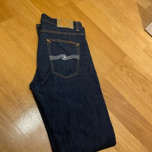 Helt nya Nudie Jeans Lean Dean  - Helt nya mörkblå Lean Dean jeans från Nudie Jeans. Nypris 1600