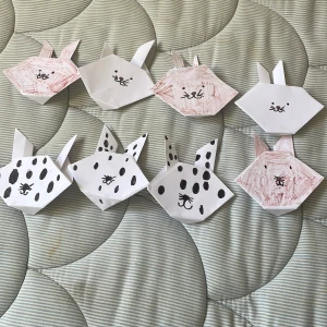 Origami kanin - En kreativ bok fylld med steg-för-steg-instruktioner för att vika egna djur i origami. Perfekt för dig som gillar pyssel och vill skapa unika kaniner och andra djur med papper. Inspirerar till både fantasi och skaparglädje!