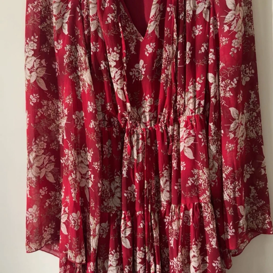 Röd blommig långklänning med volang - 2