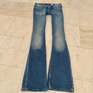 Superlågmidjade bootcut jeans med nitar - Sååå sjukt snygga vintage bootcut jeans med nitar på fickorna och sååå långa!!  säljer då dem tyvärr inte passar därav ingen bild på! ❤️midjemått rakt över: 38 cm innebenslängd: 87 cm❤️