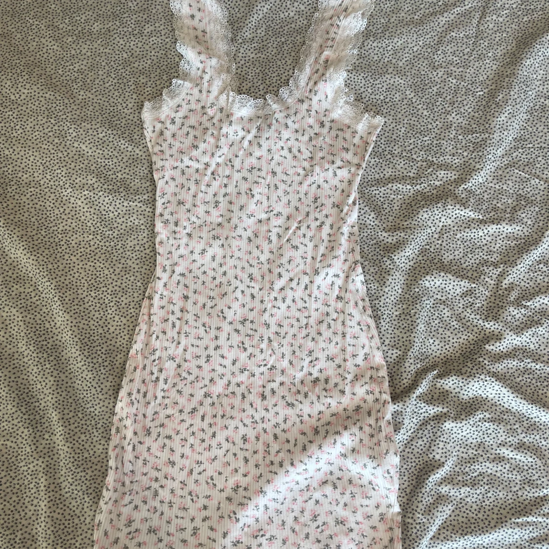 Blommig spetsklänning från H&M Divided