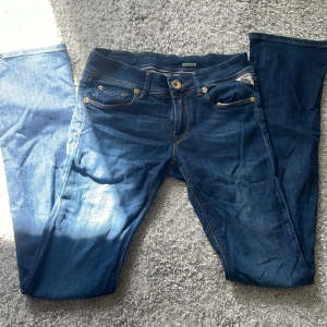 Lågmidjade replay bootcut jeans - Low waist bootcut replay jeans i strl 25/32