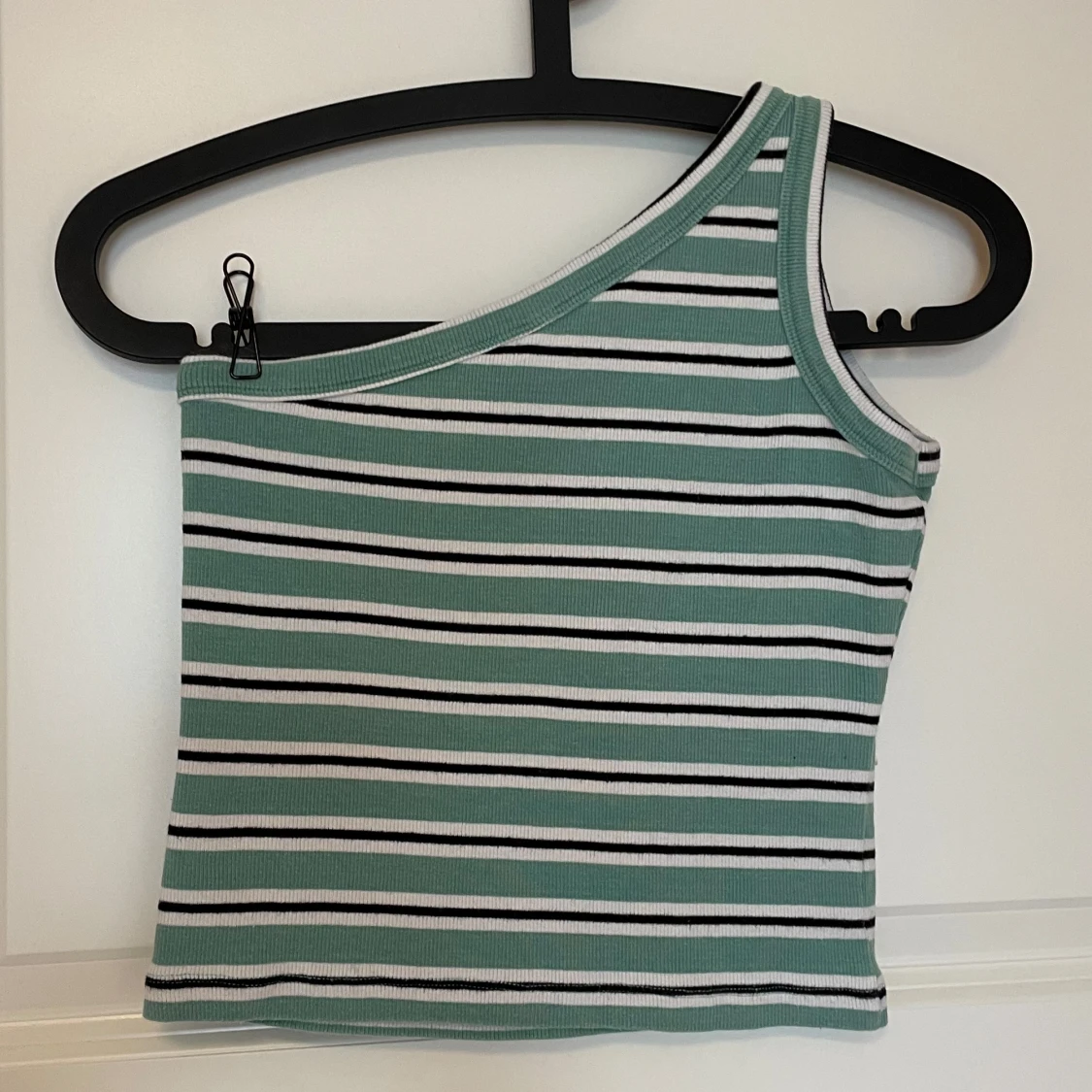 Randig one shoulder topp i grönt - 2