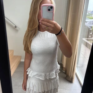 Topp från Gina tricot - Super sött topp från gina tricot Young i storlek 170. Men passar en S. Använd ca 2 gånger.