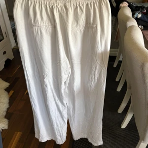 Vita linnebyxor från Soyaconcept( nypris 500kr) - Snygga vita linnebyxor från Soyaconcept med elastisk midja och dragsko. Byxorna har raka ben och två bakfickor, perfekta för en chill och fräsch sommarlook. Lätta och luftiga i materialet, passar perfekt till varma dagar.