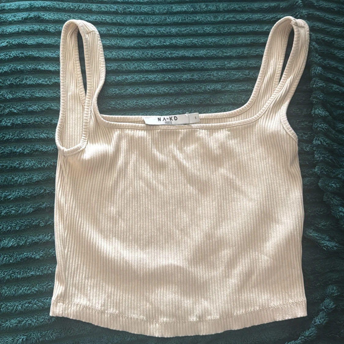 Beige ribbad linnetopp från NA-KD