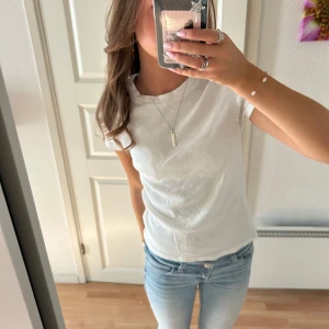 Basic vit t-shirt  - Säljer en vanlig vit t-shirt från monki!! I storlek s men passar mig bra som har xs