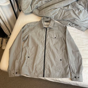 Woolrich jacka  - Säljer nu en Woolrich jacka i riktigt bra skick i storlek S, det är en lite tunnare jacka vilket gör den perfekt till hösten och sedan som ett yttre lagen när det blir lite kallare, nypris på denna är runt 3200kr och mitt pris är endast 1700kr, men priser kan också diskuteras vid snabb affär!