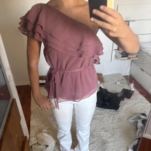 Mörkrosa enärmad topp  - Topp från bubbleroom i stl XS, perfekt festtopp men går även att klä ner. Kan bäras med eller utan snöret. 