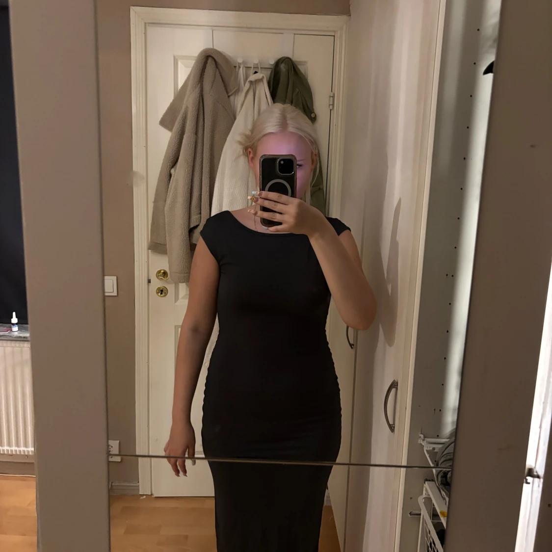 Svart långklänning med öppen rygg - 1