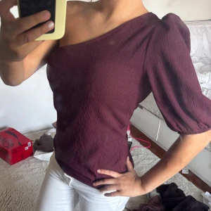 Vinröd oneshoulder topp med puffärm - One shoulder tröja i stretchigt tyg från NA-KD i stl. XS!