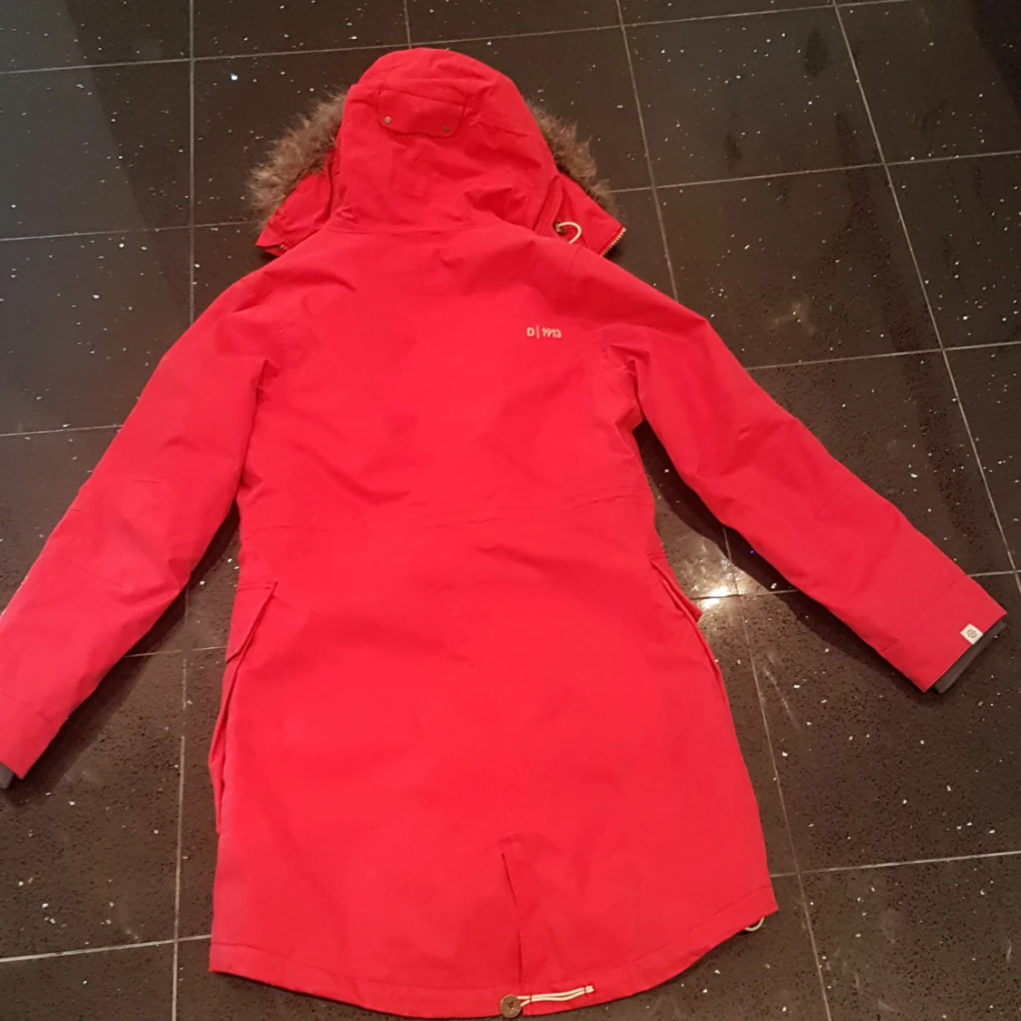Röd parkas från Didriksons med fuskpäls - 2