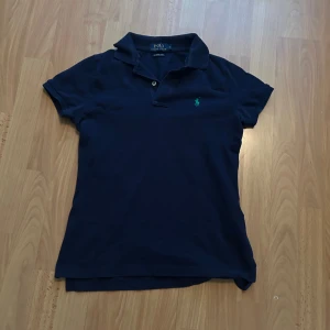 Marinblå pikétröja från Ralph Lauren - Tja säljer denna riktigt feta Ralph lauren piké i storlek S i mycket bra skick hör av er om ni är intresserade 