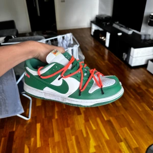 Nike air off white dunks - Hej, vi säljer nu ett par använda off white dunks i mycket bra skick, storlek 43.
