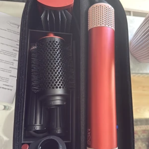 Dyson stawbery bronze - Hej! Säljer min dyson då jag inte använder den. Kvitto medföljer men digitalt för den är köpt online 