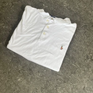 Vit Polo Ralph Lauren t-shirt XL - Säljer en vit piké från Ralph Lauren. Hör av dig vid frågor, priset kan diskuteras.  🧵 Skick: Mycket bra 📏 Storlek: XL 🎨 Färg: Vit 🏷️ Märke: Ralph Lauren