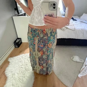 Mönstrad långkjol - Säljer min färgglada långkjol med paisleymönster. Kjolen passar mig perfekt som är 160cm lång. Kontakta för fler bilder eller frågor!! 💞