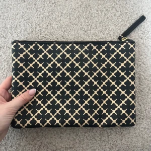 By malene birger väska - Skit snygg by malene birger väska🤩🫶🏻 Säljer då den inte kommer till användning längre! Inga defekter! Köptes för 799 säljer för 530kr🫶🏻 Klicka gärna köp nu eller hör av dig vid funderingar så svarar jag så fort jag kan! Obs! Äktighets bevis ser du på sista sidan💋💋