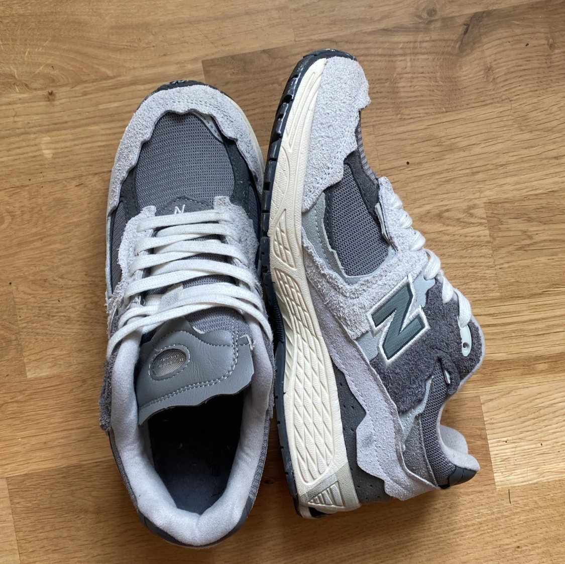 Grå New Balance 2002R sneakers - 1