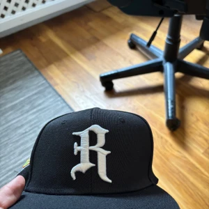 Svart baseball keps - ⚫️Svart baseball keps. Stiltren, passar till  allt. ⚫️Helt ny. Justerbar storlek.