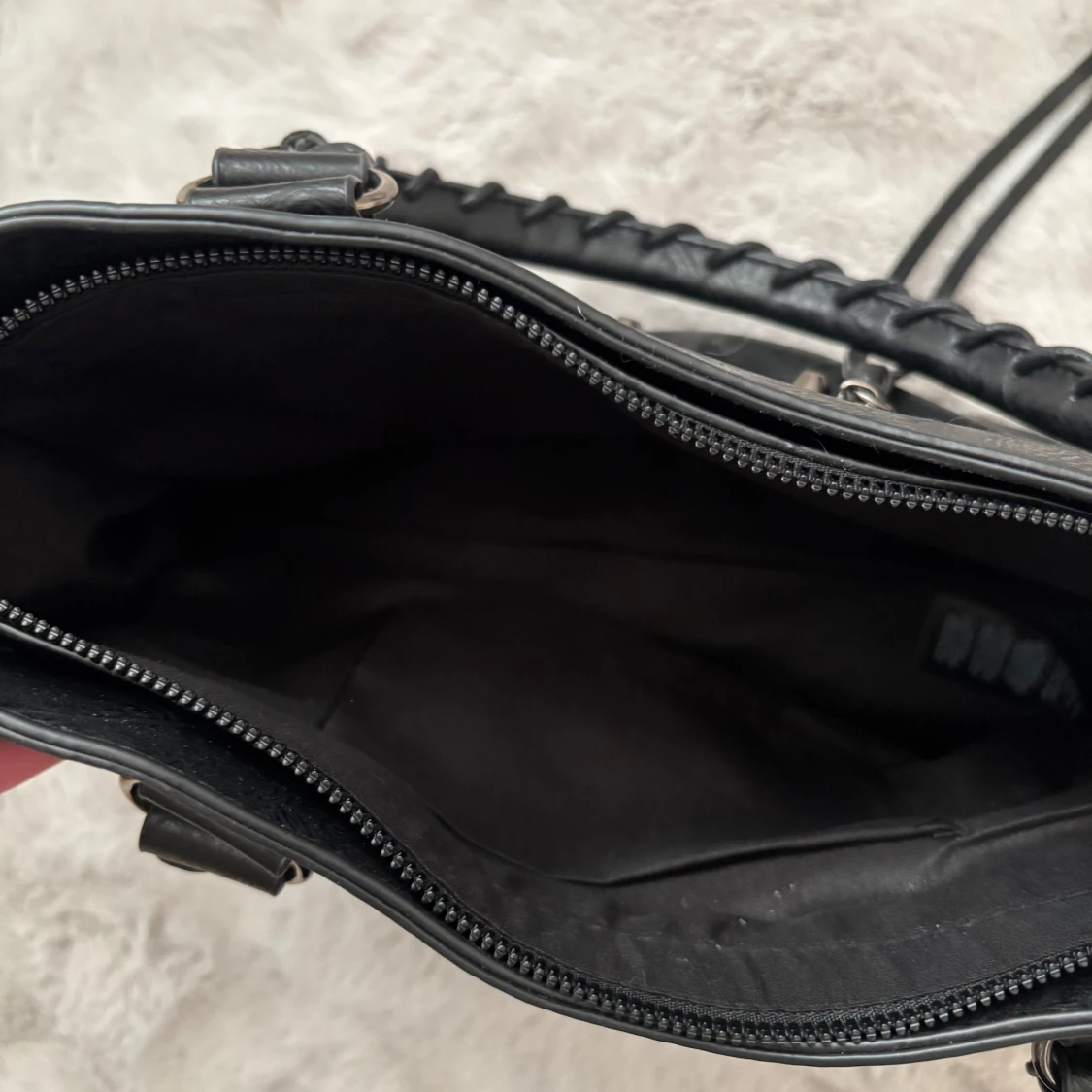 Svart handväska med detaljer  - 2