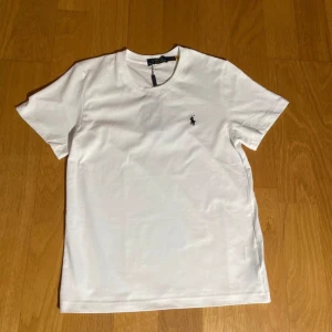 T-shirt Ralph Lauren - Helt ny T-shirt eftersom jag köpte fel storlek. Hör gärna av dig vid frågor. 