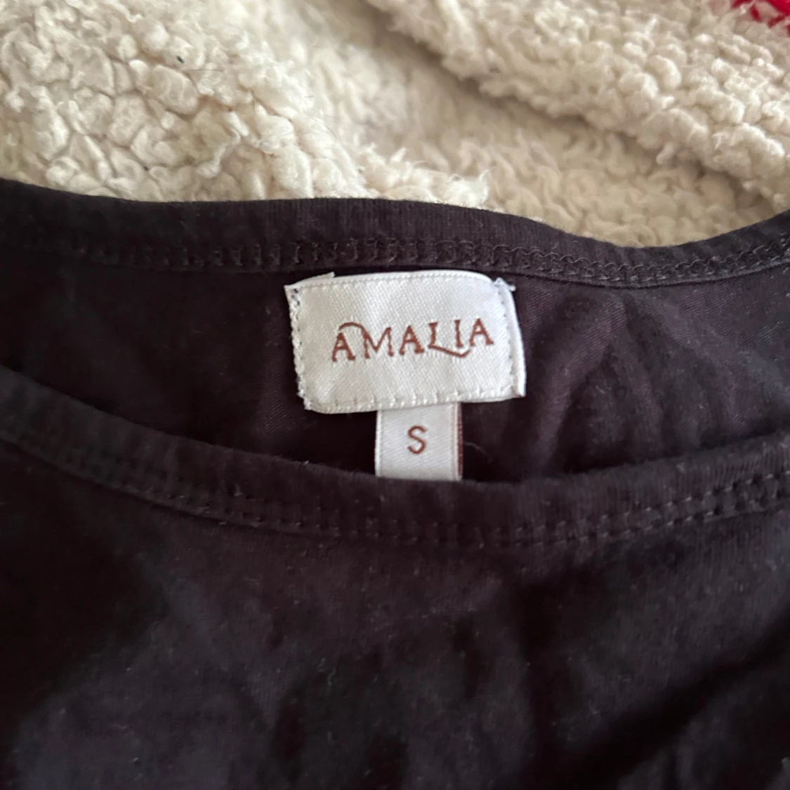 Svart ärmlös linnetopp från Amalia - 1