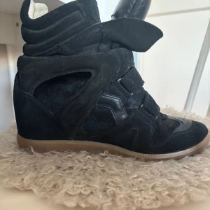 Isabel Marant  - Säljer mina Isabel Marant skor nu då det tyvärr inte kommer till användning, är använda mycket därav slitaget som är på både sulorna ( se bild). Sulan har börjat lossnat lite på både utsidan och insidan av skon , men kan lätt fixas med lite sko lim💗Det är i storlek 40, men passar mig som har storlek 38😊Kom gärna med bud! 