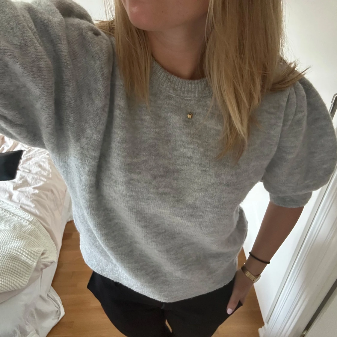 Grå stickad tröja med puffärm