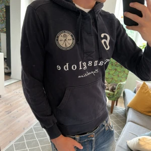 Mörkblå henri loyd hoodie - Riktigt unik och stilren lite urtvättad annars bra skick! Skriv vid fundering 🙌