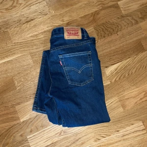 Helt nya Levis jeans  - Helt nya jeans från Levis har bra använt en gång , jeansen är i modell 512, priset kan diskuteras storlek 14 år som ungefär motsvarar w27 L28 eller xs skick 10/10