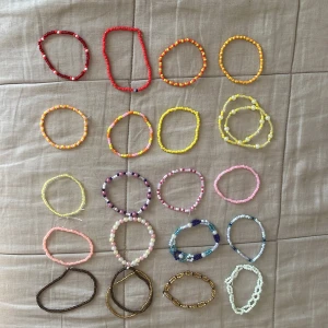 Armband  - Handgjorda armband i flera färger! Både små och lite större pärlor. 70-85 kr/st! Det går att specialbeställa armband men gör armbanden vanligtvis ungefär 16-18 cm till tjej eller 21/22 cm i herrstorlek! Har även bokstavspärlor och det går att specialbeställa armband