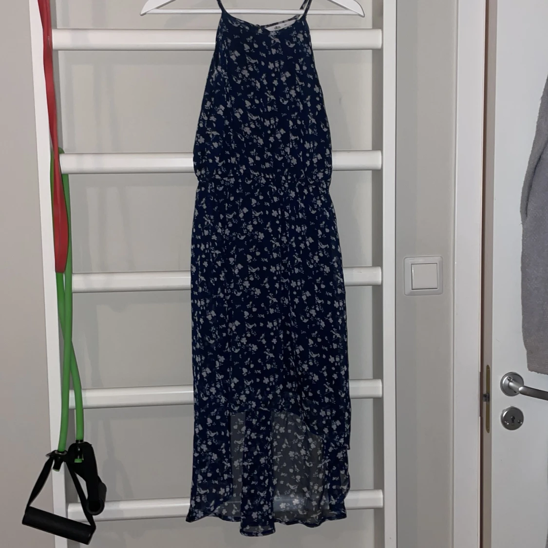 Mörkblå blommig långklänning från Ellos