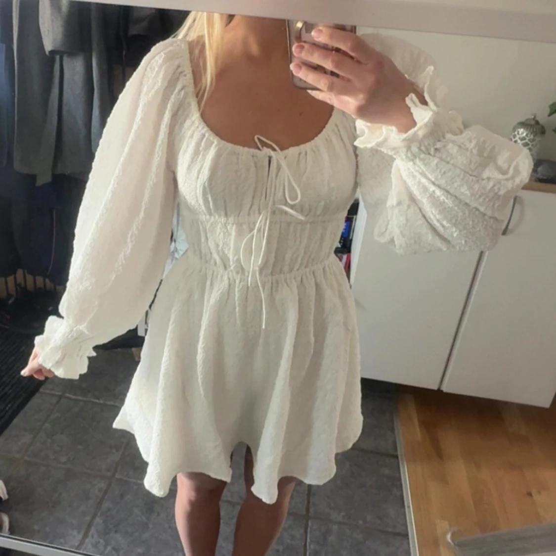 Vit kortklänning med puffärmar